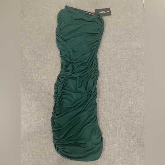 Pretty Little Thing Emerald Green Slinky Runched One Shoulder Longline Dress. - Picture 2 of 7